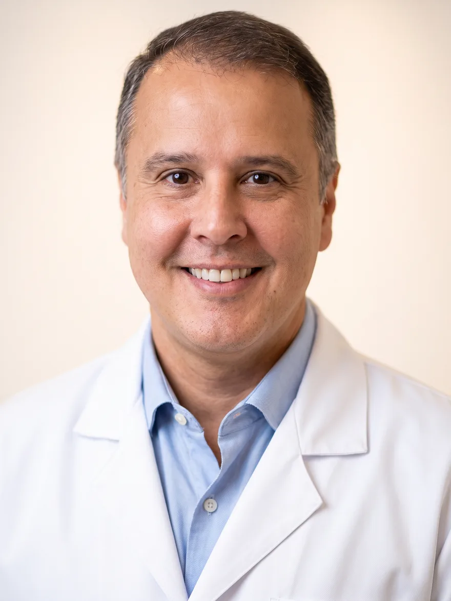 Dr. Fabrício Martins, gastroenterologista e endoscopista, de jaleco
